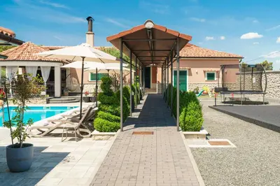 Bazen u objektu Apartments Antonia ili u blizini