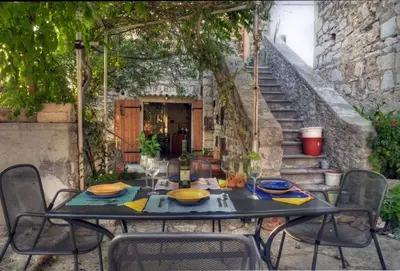 Popločani dio dvorišta ili vanjski dio objekta Stone house Na Rudini