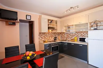 Kuhinja ili čajna kuhinja u objektu Apartments Villa Leona