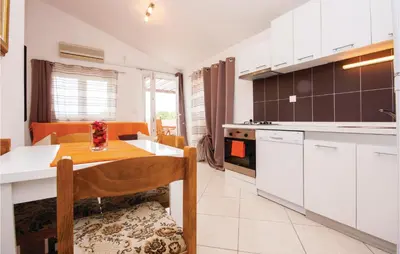 Kuhinja ili čajna kuhinja u objektu Apartment Dolac With Sea View 10