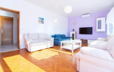 TV i/ili zabavni centar u objektu Holiday Home Dolac With Sea View 06