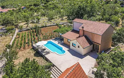 Bazen u objektu Holiday Home Mravnica 09 ili u blizini
