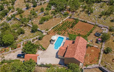 Bazen u objektu Holiday Home Mravnica 09 ili u blizini