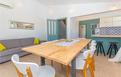 Kuhinja ili čajna kuhinja u objektu Holiday Home Mravnica 09