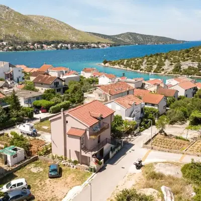 Apartments by the sea Grebastica