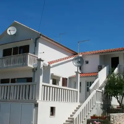 Apartments with parking space Jezera