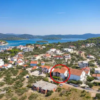 Apartments with parking space Jezera