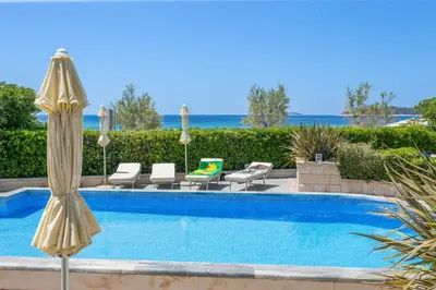 Bazen u objektu Family-friendly apartments with swimming pool Rogoznica - 7557 ili u blizini