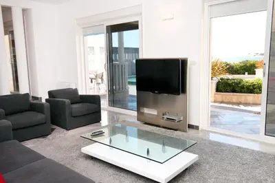 TV i/ili zabavni centar u objektu Family-friendly apartments with swimming pool Rogoznica - 7557