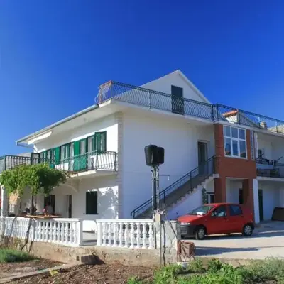 Apartments with a parking space Grebastica