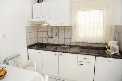 Kuhinja ili čajna kuhinja u objektu Family friendly seaside apartments Vodice - 928
