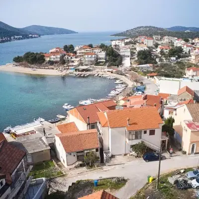 Apartments by the sea Grebastica