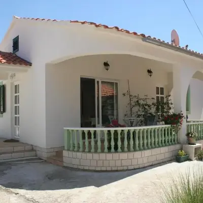 Apartments by the sea Brodarica
