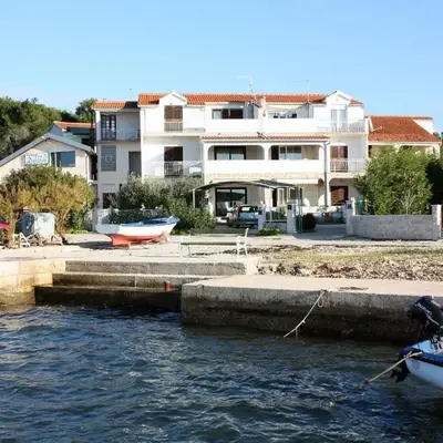 Apartments by the sea Brodarica