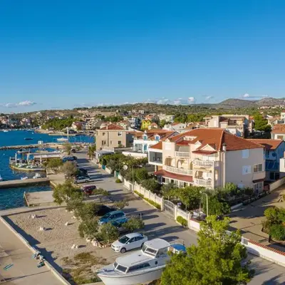 Apartments by the sea Brodarica