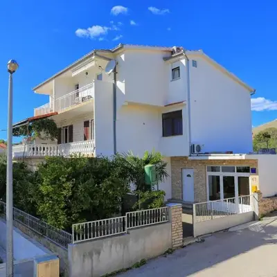 Apartments by the sea Grebastica
