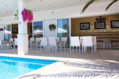 Bazen u objektu Hotel Perla ili u blizini