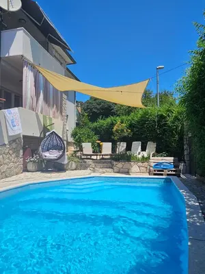 Bazen u objektu Apartments Aurora ili u blizini
