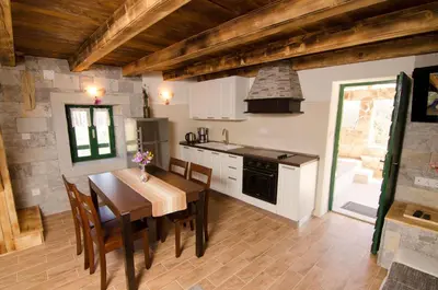 Kuhinja ili čajna kuhinja u objektu House Radojka