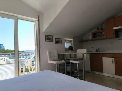 Kuhinja ili čajna kuhinja u objektu Apartments & Room Marina View