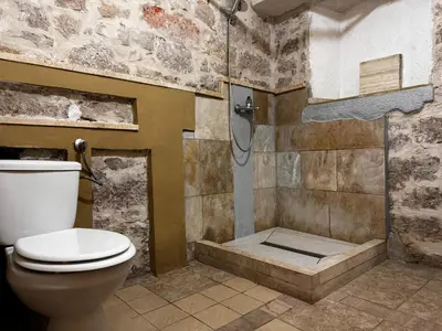 Kupaonica u objektu Voltera Apartments in Betina Old Town, with Parking Nearby