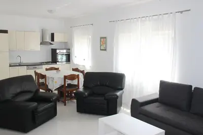 Kuhinja ili čajna kuhinja u objektu Mikulandra apartment