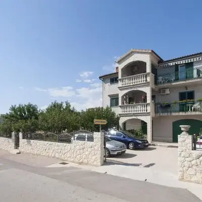 Apartments with parking space Grebastica
