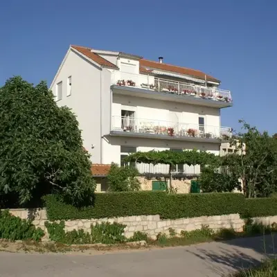 Apartments with parking space Brodarica