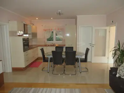 Kuhinja ili čajna kuhinja u objektu Apartment Simaris - spacious with terrace and sea view