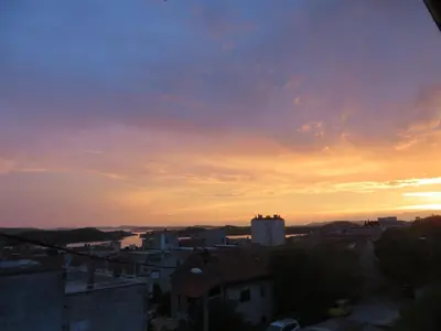 Pogled na izlazak ili zalazak sunca iz apartmana