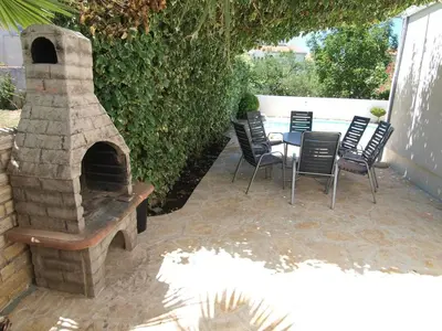 Popločani dio dvorišta ili vanjski dio objekta Olea Apartments