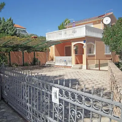Family friendly house with a swimming pool Jezera