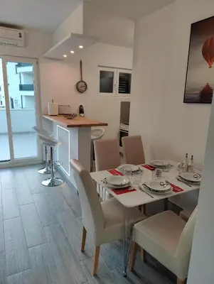 Kuhinja ili čajna kuhinja u objektu Apartmani Grebastica