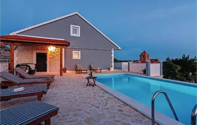 Bazen u objektu 3 Bedroom Nice Home In Blizina Gornja ili u blizini