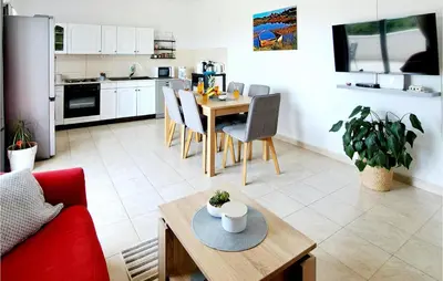 Kuhinja ili čajna kuhinja u objektu 3 Bedroom Nice Home In Blizina Gornja