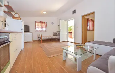 Kuhinja ili čajna kuhinja u objektu Holiday Home Jezera With Sea View I