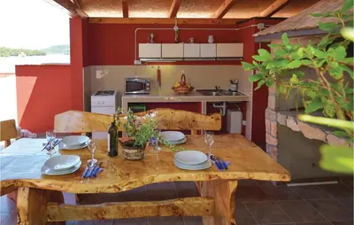 Kuhinja ili čajna kuhinja u objektu Holiday Home Jezera With Sea View I