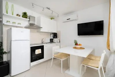 Kuhinja ili čajna kuhinja u objektu The Tribunj Suites