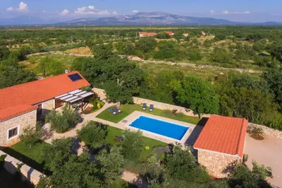Bazen u objektu Rural House Kod Slapa ili u blizini