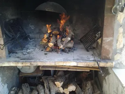 Oprema za roštilj dostupna gostima apartmana
