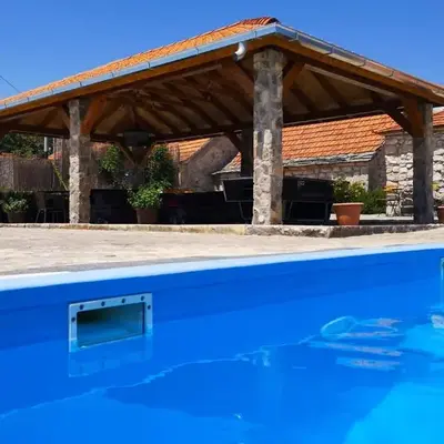 Holiday house with a swimming pool Gornje Planjane