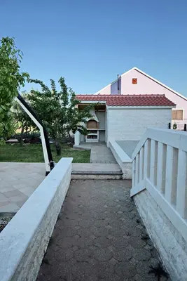 Zgrada u kojoj se nalazi vikendica