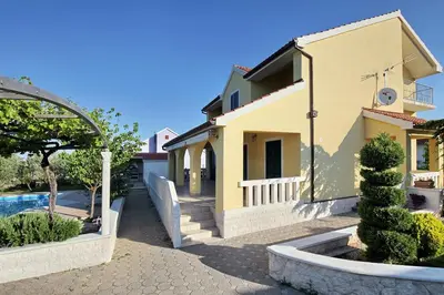Bazen u objektu Holiday house with a swimming pool Lozovac, Krka - 11715 ili u blizini