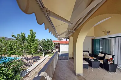 Balkon ili terasa u objektu Holiday house with a swimming pool Lozovac, Krka - 11715