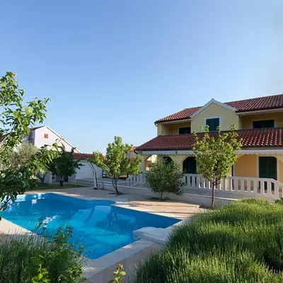 Holiday house with a swimming pool Lozovac