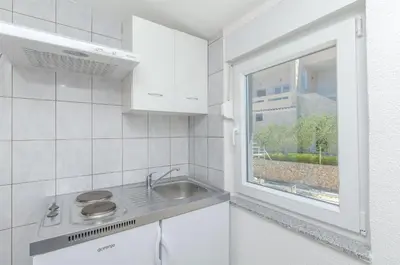 Kuhinja ili čajna kuhinja u objektu Apartments Na Obali Mora