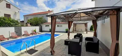 Bazen u objektu Apartment Laura ili u blizini