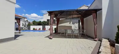 Bazen u objektu Apartment Laura ili u blizini