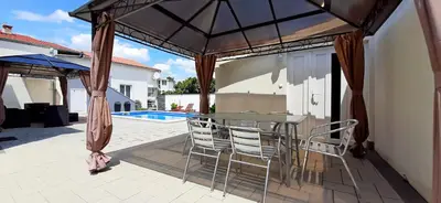 Bazen u objektu Apartment Laura ili u blizini
