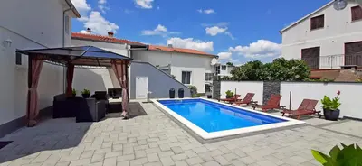 Bazen u objektu Apartment Laura ili u blizini
